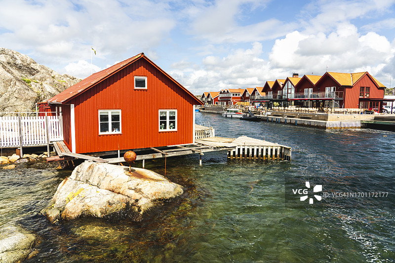 阳光明媚的Tjorn岛上的房屋图片素材