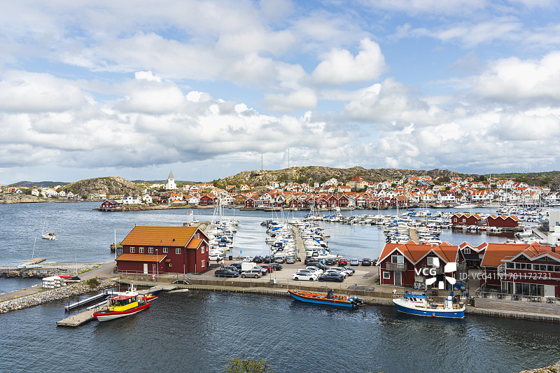 多云天空下Tjron岛上的城镇风光图片素材