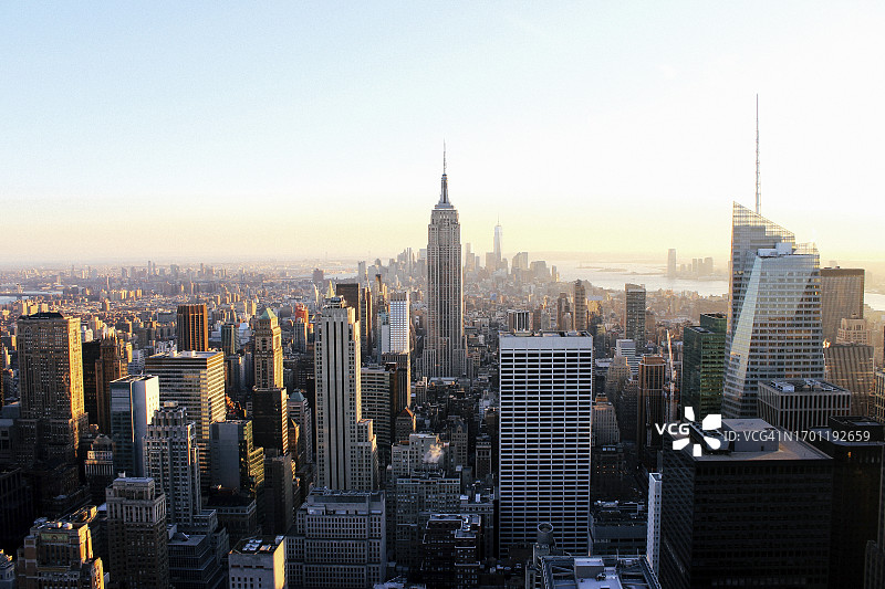 美国纽约州纽约市：曼哈顿中城的日落图片素材