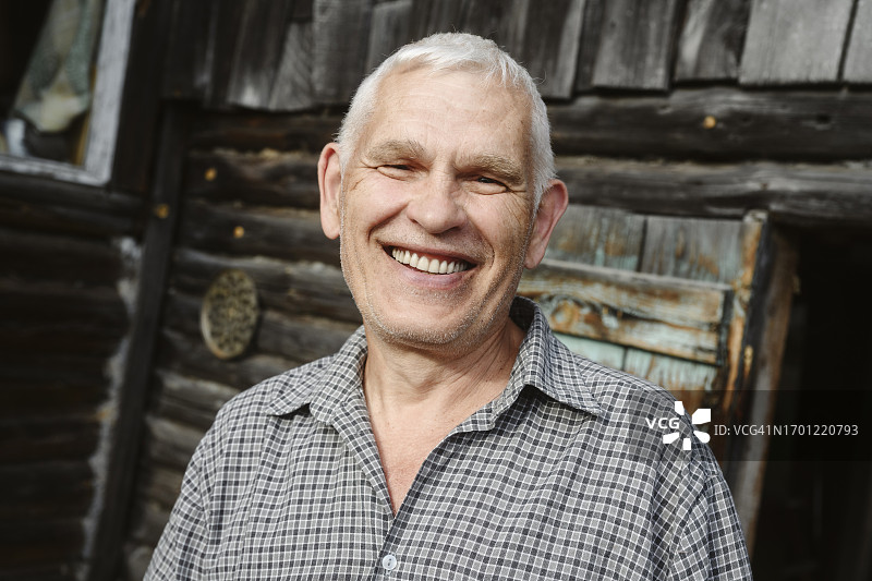 快乐的灰发老年男人图片素材