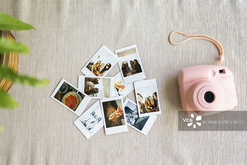 粉色拍立得相机和照片图片素材