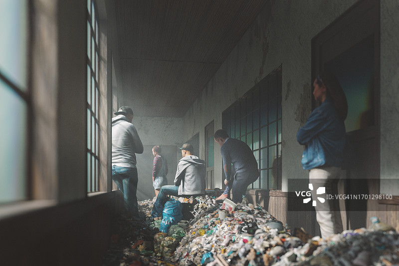 人们躲藏在旧学校的走廊里图片素材