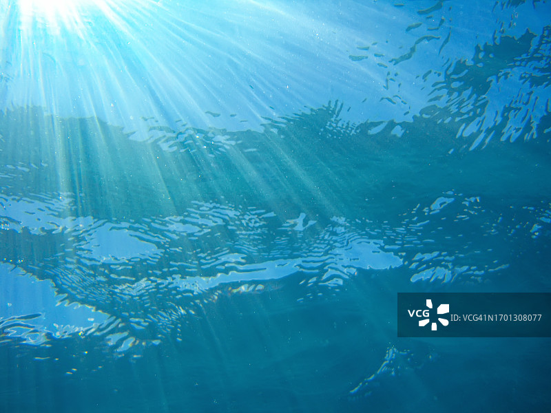 水下纹理：阳光在海底图片素材