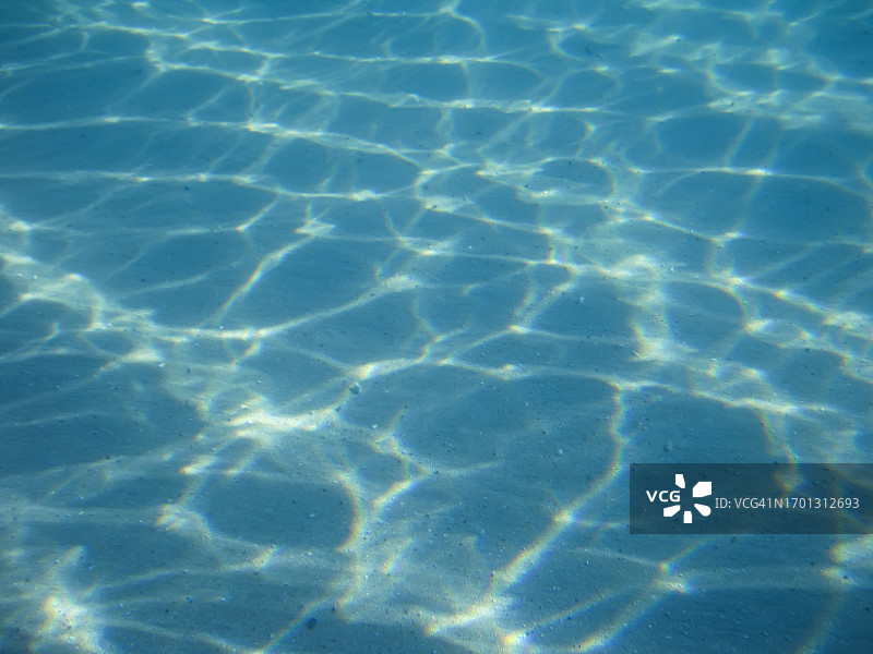 水下纹理：阳光在海底图片素材
