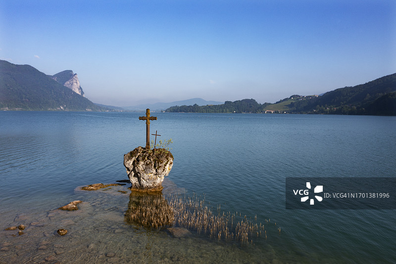 奥地利上奥地利州蒙德湖岸边的克罗伊茨施泰因巨石图片素材