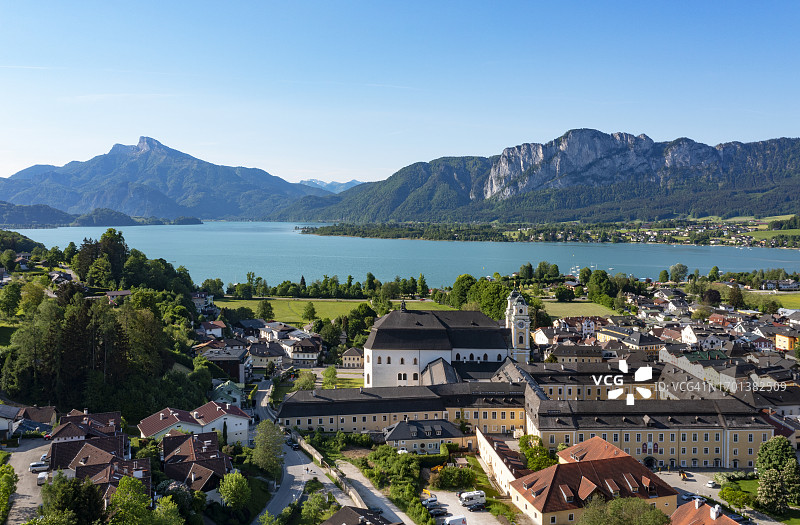 奥地利上奥地利州蒙德塞湖及蒙德塞修道院无人机视角图片素材