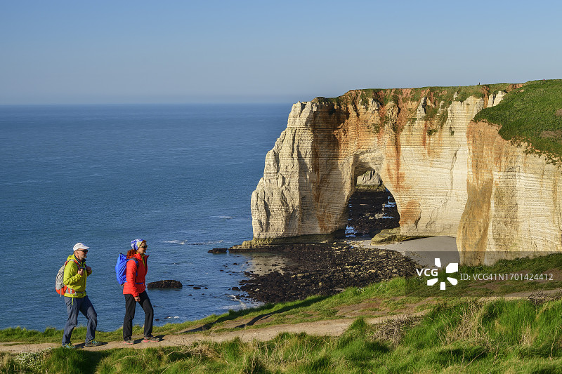中年男人和女人在白垩悬崖附近的小路上散步图片素材