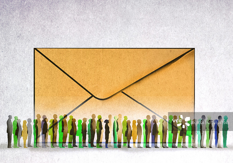 在超大信封前排队等待的人们图片素材