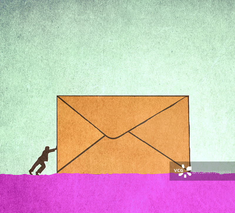 男人推动超大信封的轮廓图片素材
