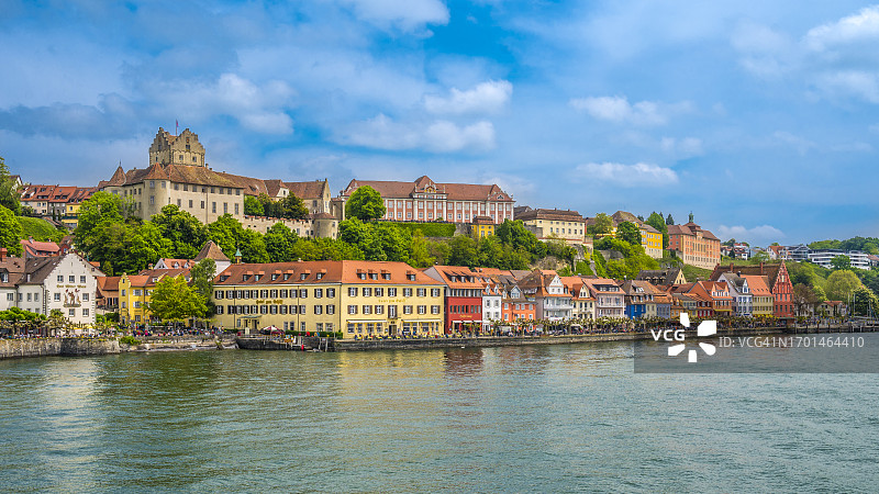 德国巴登-符腾堡州梅尔斯堡，阳光下博登湖岸边的小镇图片素材