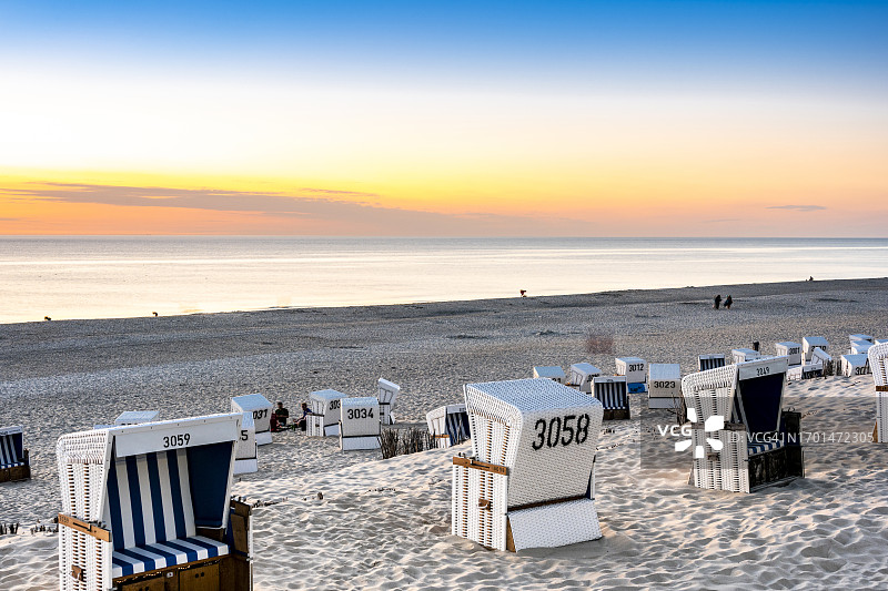 德国石勒苏益格-荷尔斯泰因州叙尔特岛空旷海滩上的带篷海滩椅图片素材