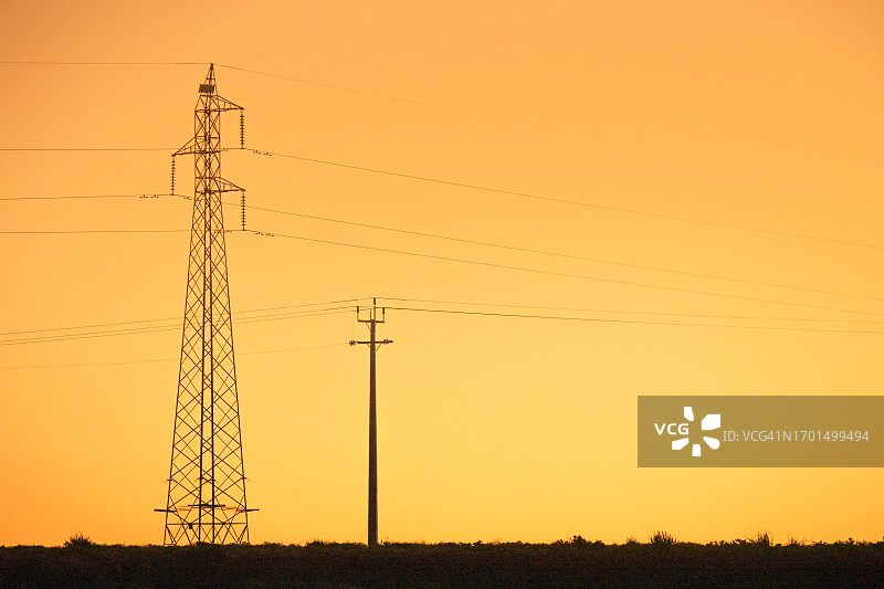 日落时分的电力杆线扁平化景观图片素材