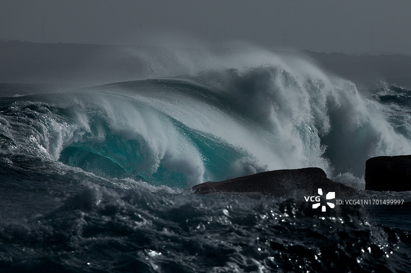 巨浪拍打，风暴期间的极端天气条件，澳大利亚南海岸，大澳大利亚湾，南澳大利亚州图片素材