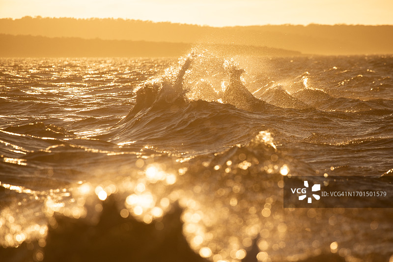 波涛汹涌的海面：恶劣天气导致海浪汹涌图片素材