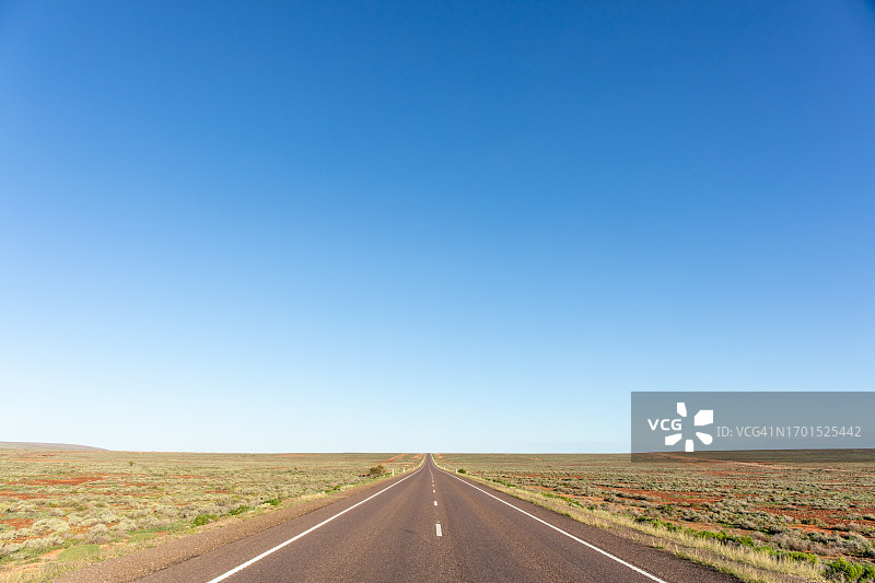 艾尔半岛上的笔直高速公路，南澳大利亚图片素材