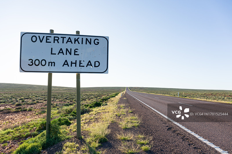 前方超车道标志，斯图尔特公路，南澳大利亚图片素材