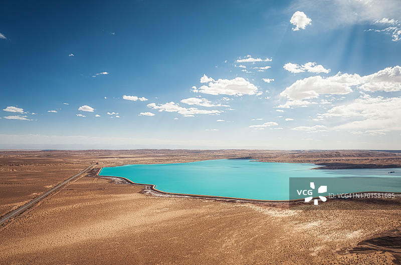 中国青海省小柴旦湖的移动设备照片图片素材