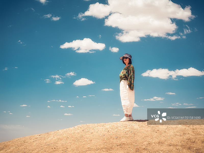 站在中国戈壁滩上的中国女人图片素材
