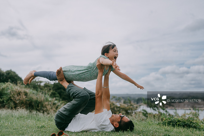 父女在海边玩耍，模拟飞行图片素材