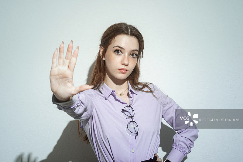 年轻女人做出停止手势图片素材