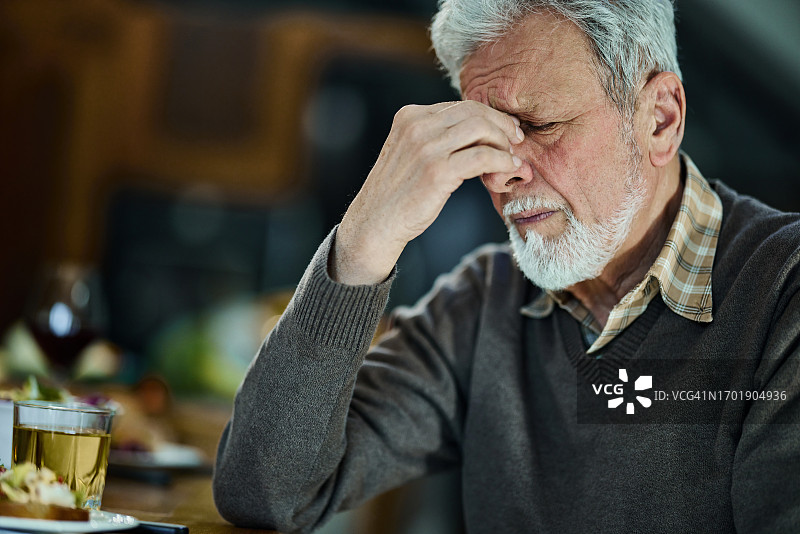 老年男人在家头痛图片素材