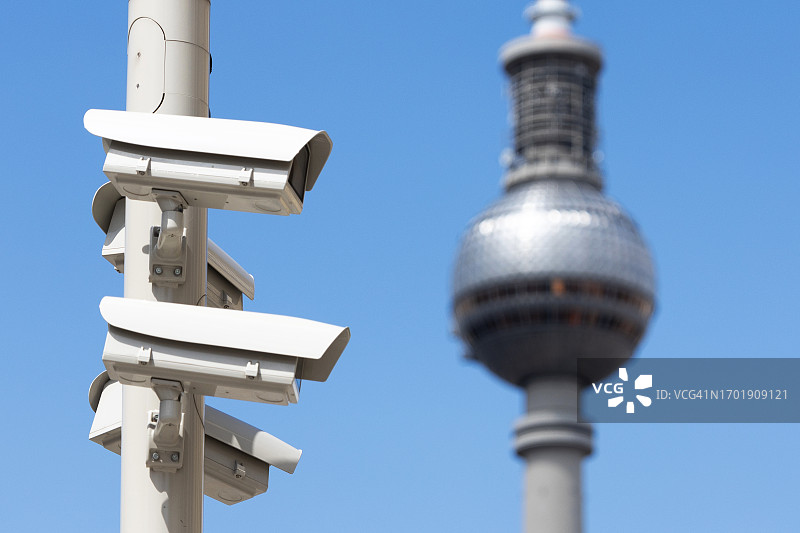 柏林城市里的监控摄像头，背景是电视塔图片素材
