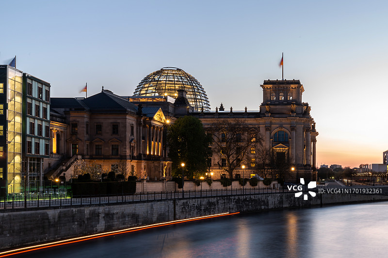 德国柏林国会大厦Spree河畔日落景色图片素材
