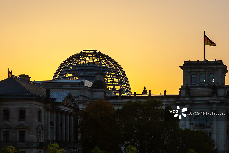 德国联邦议院-日落时分的德国国会大厦-德国柏林图片素材