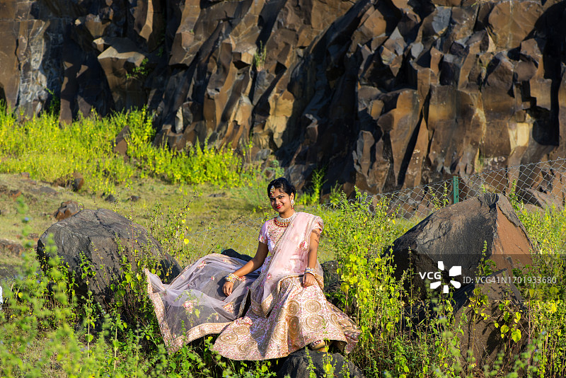 美丽的印度微笑女性肖像，户外微笑的印度新娘图片素材
