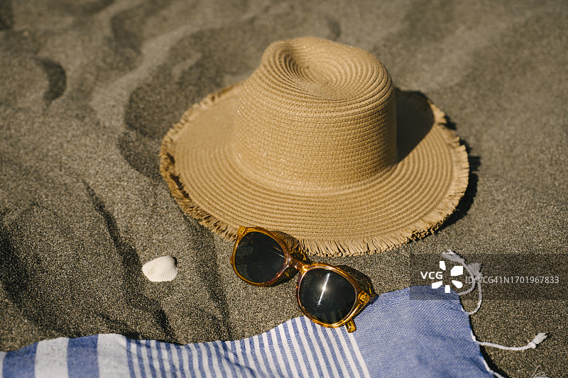 沙滩上的太阳帽和太阳镜图片素材