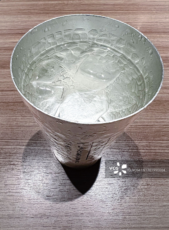 饮用含冰块的玻璃杯中的水图片素材