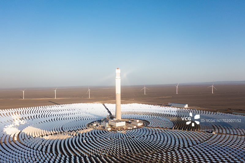 沙漠中的聚光太阳能热电站图片素材