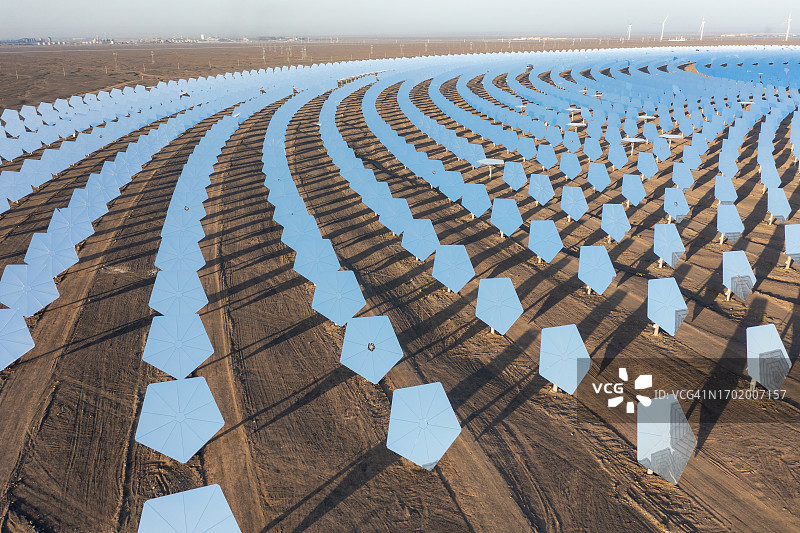 密集排列的五边形太阳能反射镜图片素材