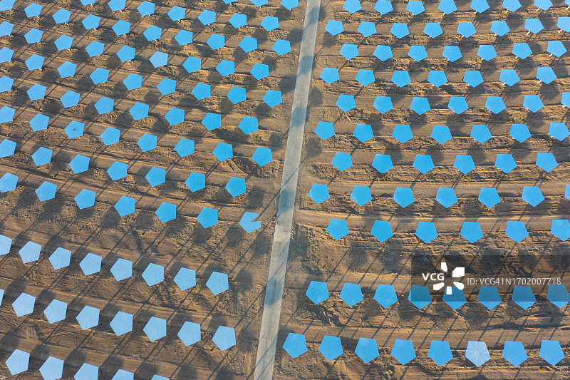 密集排列的五边形太阳能反射镜图片素材
