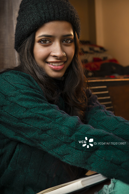 面带微笑，看向镜头的年轻女子幸福画像图片素材