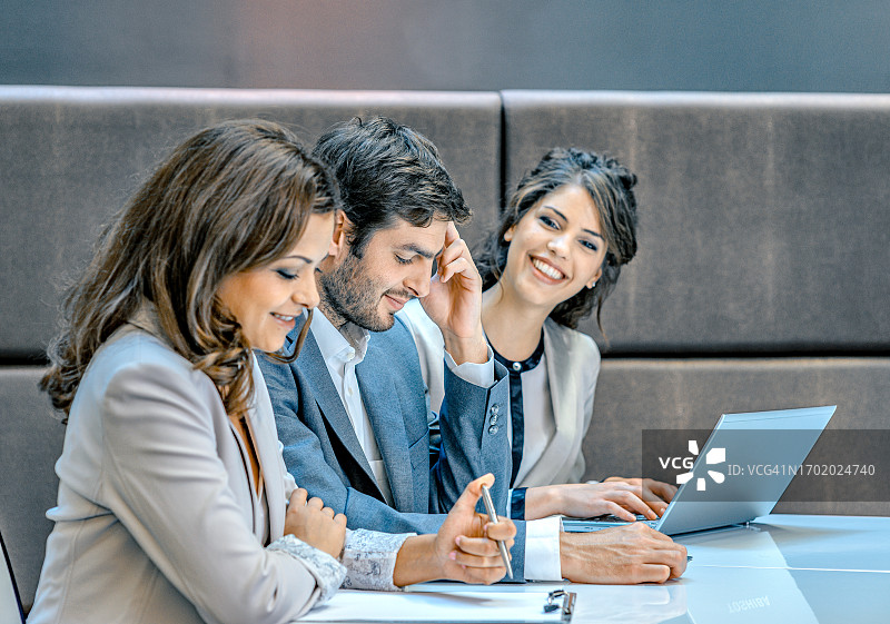 三位年轻的商务人士在办公室一起工作图片素材