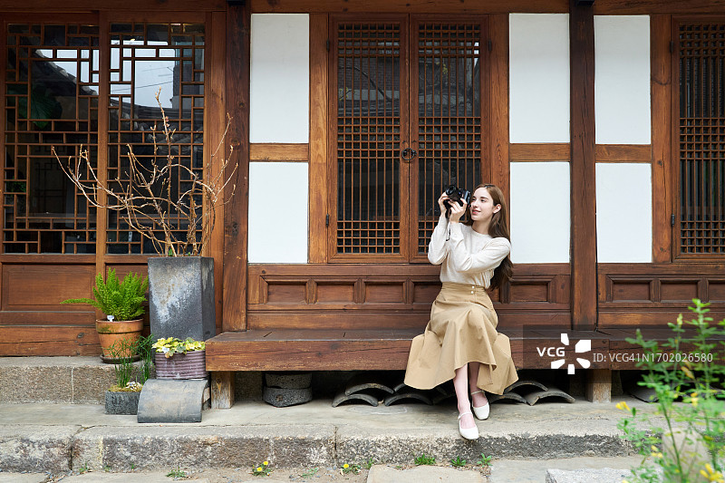 白人女性在韩屋休息旅游图片素材