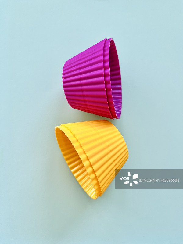 绿松石背景上的彩色硅胶蛋糕模具特写图片素材