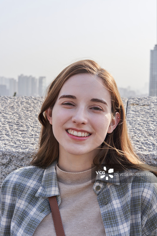 20多岁的白人旅行者年轻女性，面带笑容图片素材