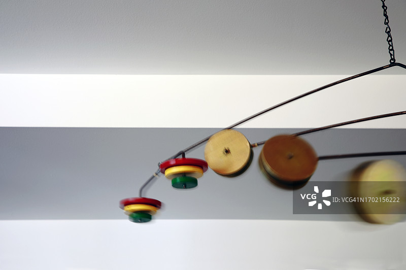 悬挂在天花板上的移动雕塑图片素材