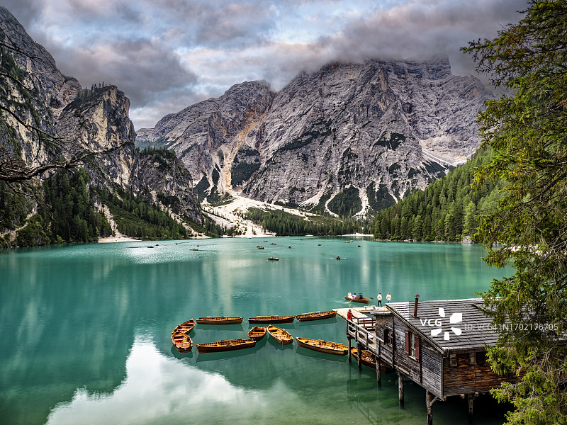多洛米蒂布莱斯湖畔被群山环绕的木制游船图片素材