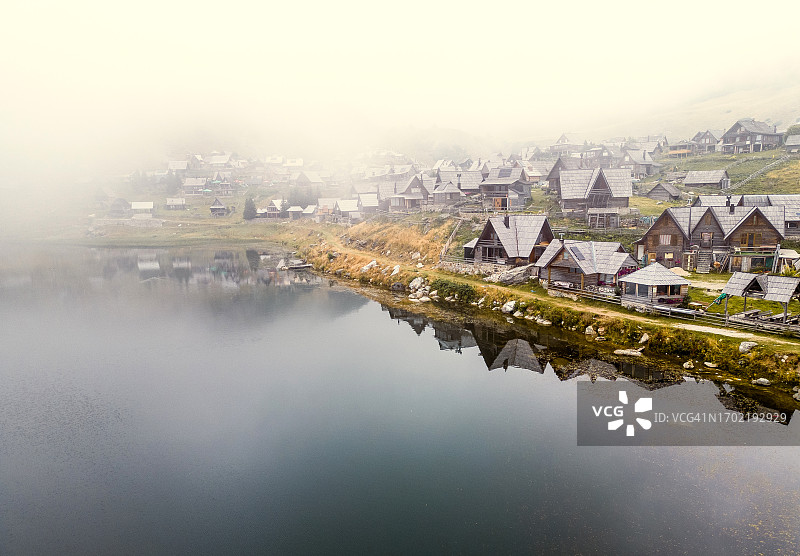 山间湖泊（俯视角度）图片素材