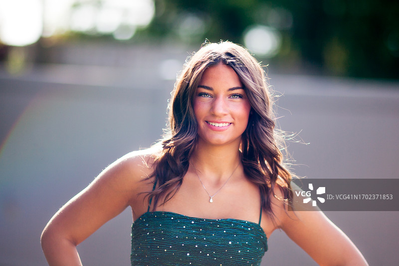 为返校舞会盛装打扮的少女图片素材