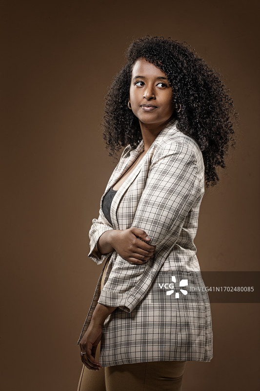 美丽的成年女性摆姿势拍摄工作室肖像图片素材