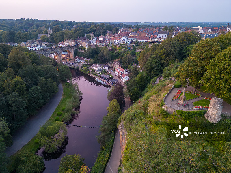 英国北约克郡铁路高架桥、尼德河峡谷和克纳雷斯伯勒集镇的夏季日落航拍，使用0级无人机拍摄图片素材
