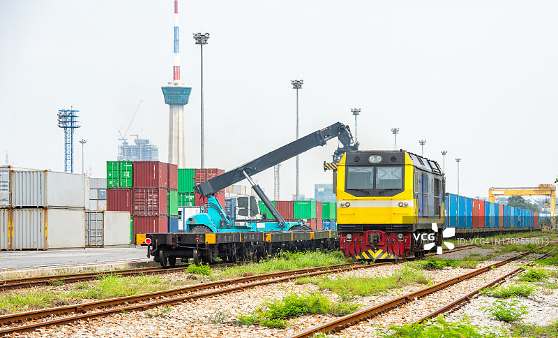 林查班港集装箱货运列车装载集装箱图片素材
