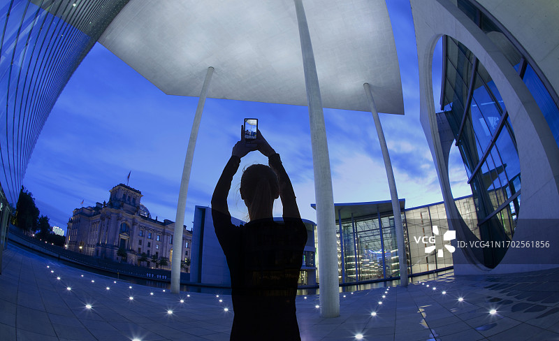 夜晚拍照的女人图片素材