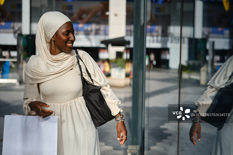 在城市购物的非洲穆斯林妇女图片素材