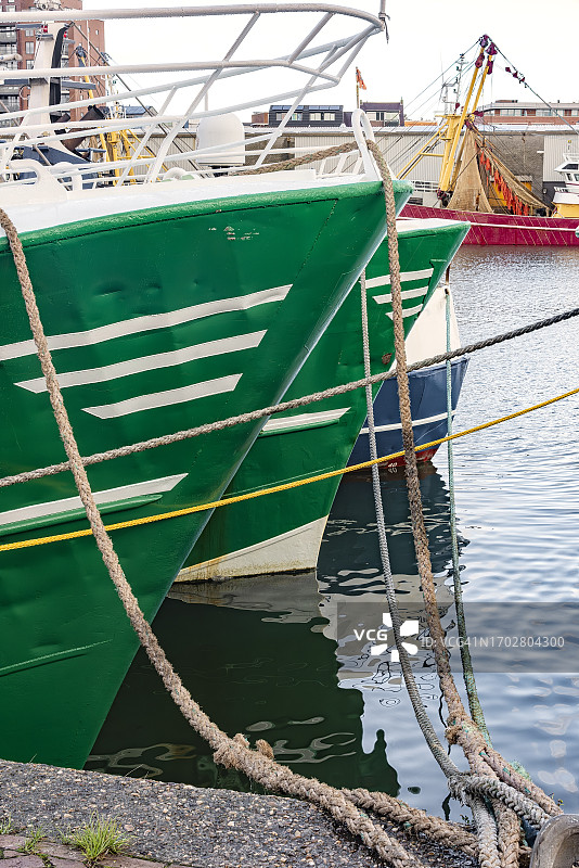 缠绕的船缆图片素材