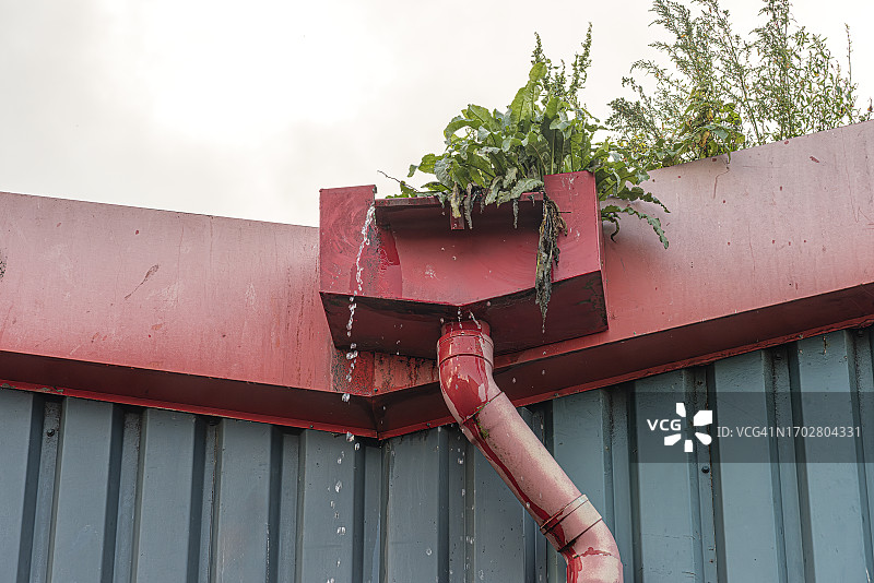 红色雨水排水系统和落水管图片素材